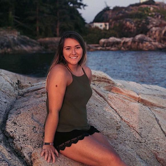 Meet your Posher, Nicole - Picture 1 of 1